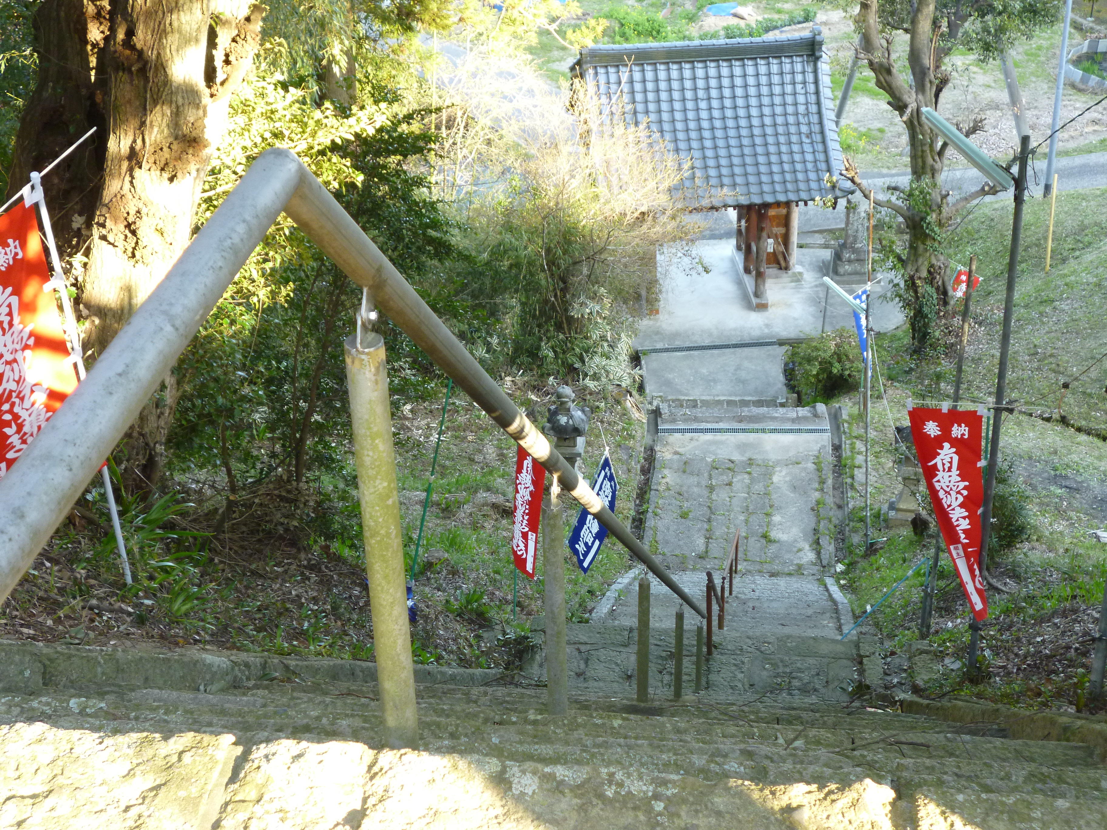 災害前の　階下に山門を望む　お祭りの折提灯が明るい